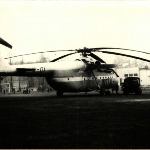 Wielki śmigłowiec transportowy Mi-6  nad Pruszkowem
