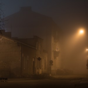 Pruszków spowity wieczorną mgłą