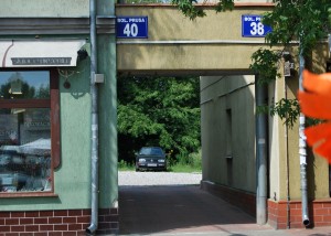 Przejście na teren, gdzie odbędą się obchody.