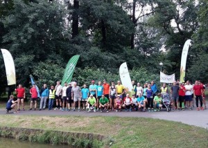 Zdjęcie uczestników jednego z maratonu parkrun Pruszków, Projekt tła na facebooku parkrun - Marcin Gajewski