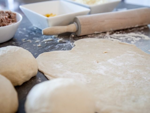 Jak powstaje doskonała pizza? Zajrzyjmy do kuchni dobrej pizzerii gastronomia